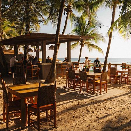Arca Hotel West Bay Bagian luar foto